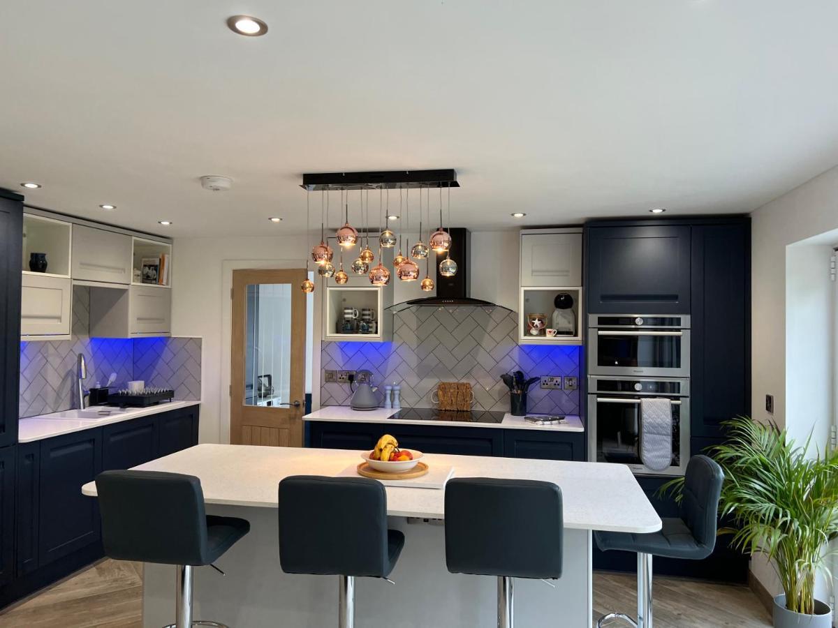 Stylish Modern Home With Parking Enclosed Garden Голігед Екстер'єр фото