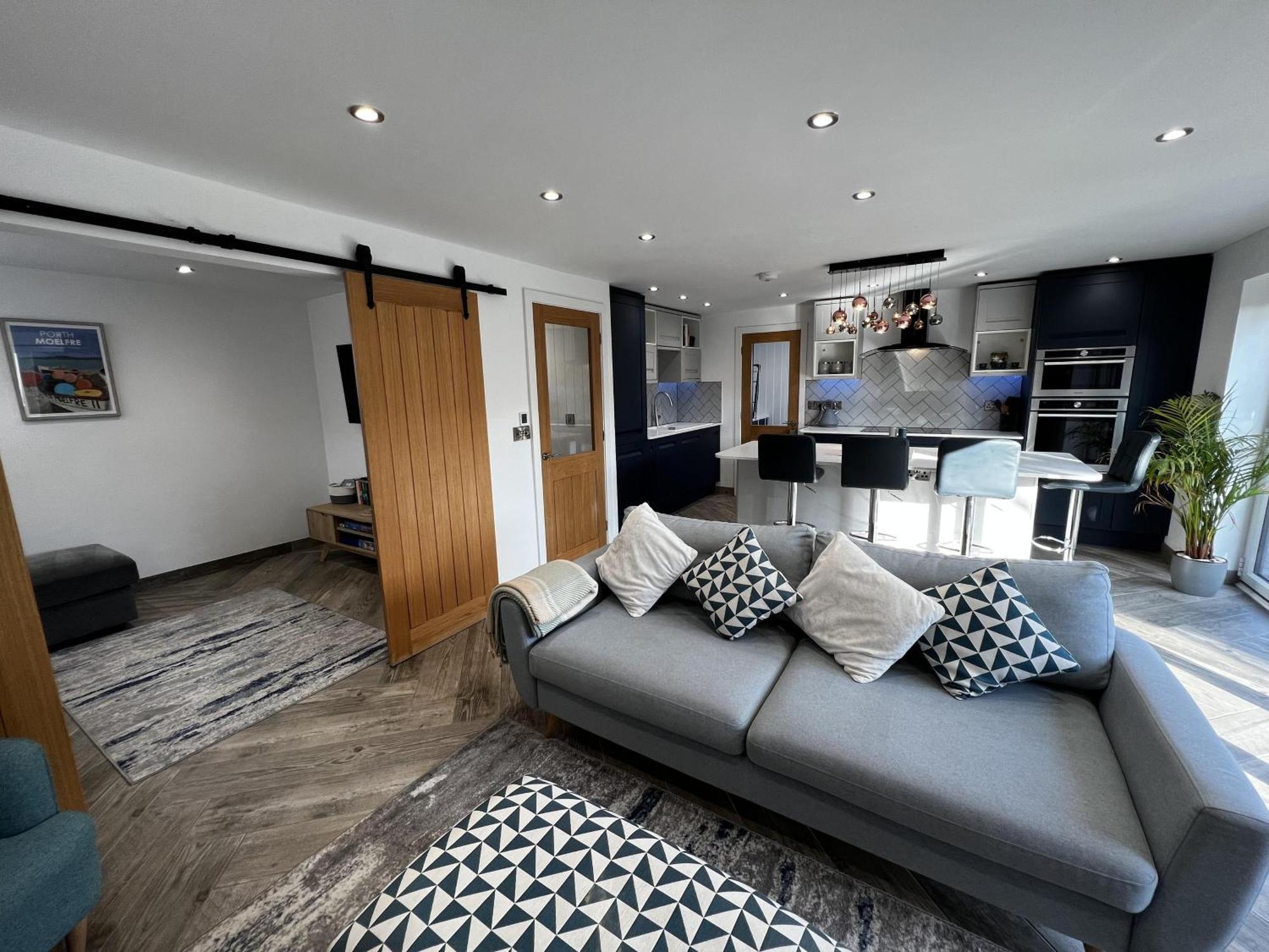 Stylish Modern Home With Parking Enclosed Garden Голігед Екстер'єр фото
